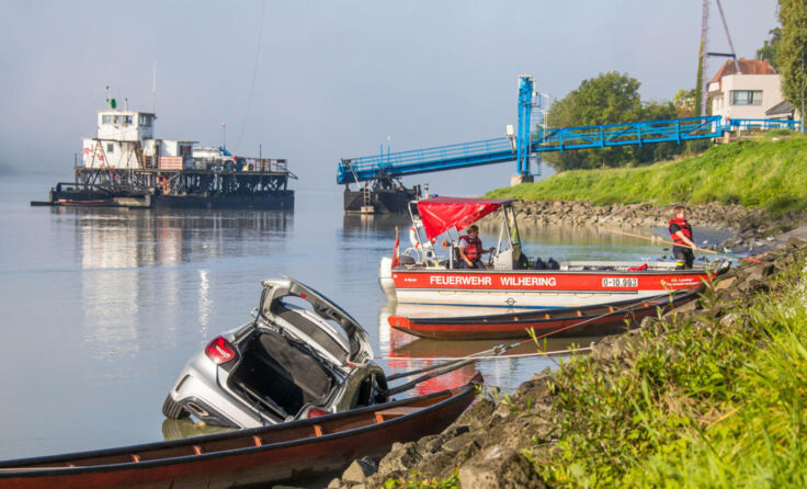 Die Feuerwehren konnten das Auto sichern. (Foto: Hermann Kollinger)