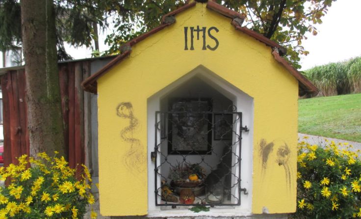 Die mit Dreck beschmierte Kapelle. (Foto: Wurzinger)