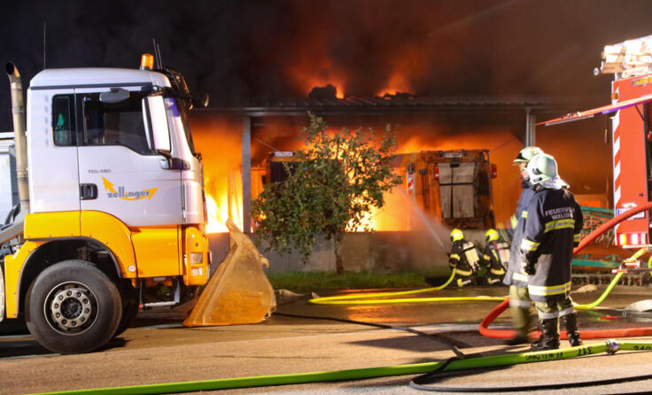 Die Feuerwehr bei den Löscharbeiten. (Foto: FOTOKERSCHI.AT / KASTNER)