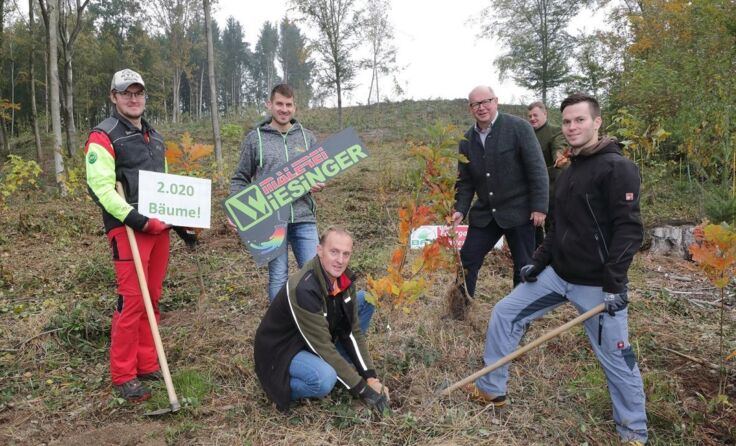 Gemeinsam wurde Bäume gesetzt. (Foto: Ernst Grilnberger)