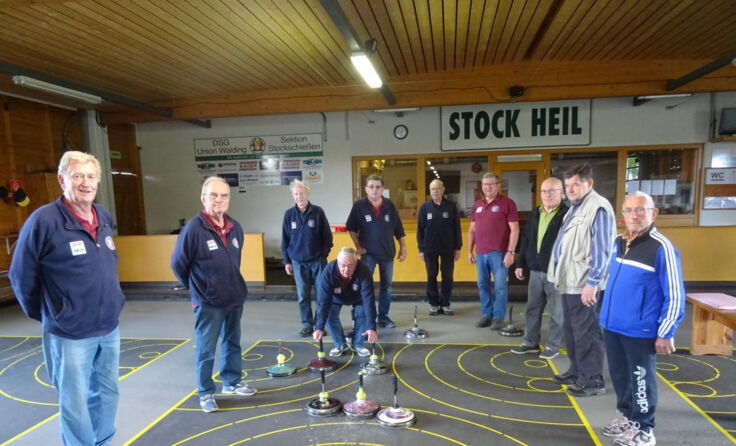 Ein Foto zeigt die Gruppe der Asphaltstockschützen des Seniorenbundes. (Foto: L. Höllinger)