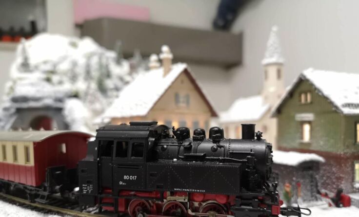Eine historische Dampflok fährt durch die Winterlandschaft. (Foto: Lenzenweger)