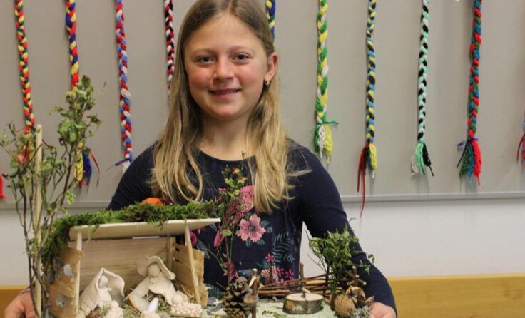 Leonie mit ihrer Weihnachtskrippe. (Foto: Ganglberger)