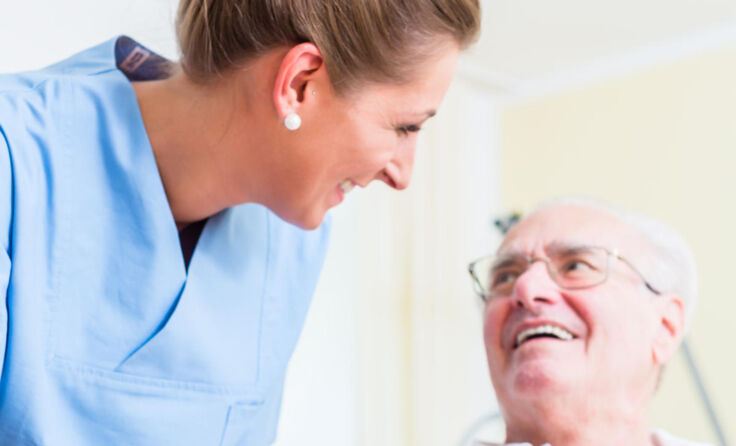Das Thema Pflege beschäftigt auch die Gemeinde Feldkirchen. (Foto: Kzenon/shutterstock.com)