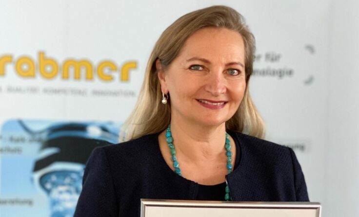 Unternehmerin Ulrike Rabmer-Koller mit der Auszeichnung. (Foto: Rabmer Gruppe)
