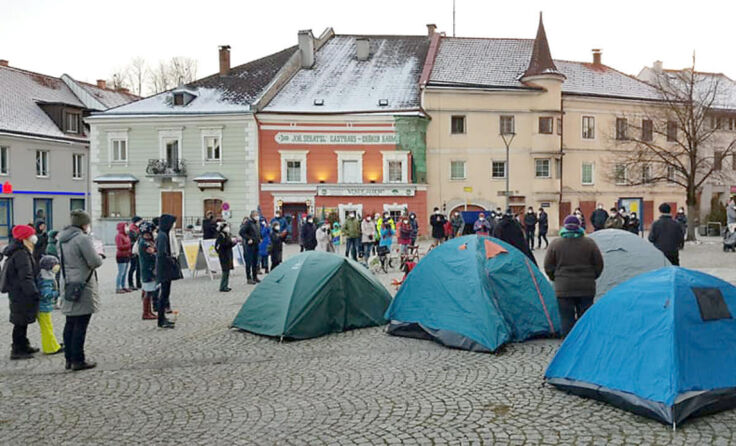 Das Zeltlager am Marktplatz von Ottensheim. (Foto: Wolfgang Rohm)