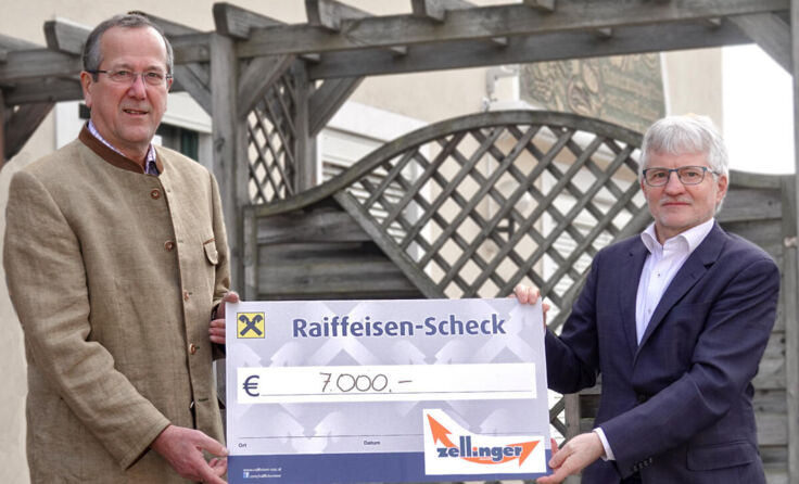 Caritas OÖ-Direktor Franz Kehrer bedankt sich bei Peter Zellinger. (Foto: Caritas)