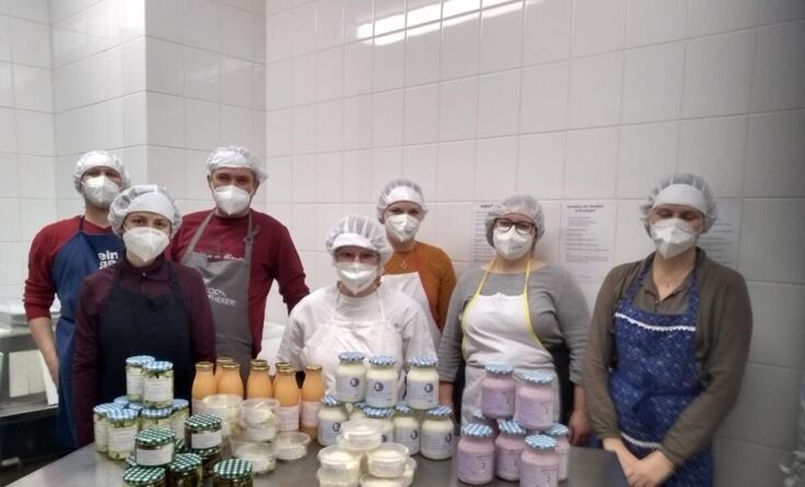 Die Schüler und ihre selbst hergestellten Produkte. (Foto: FS Bergheim)