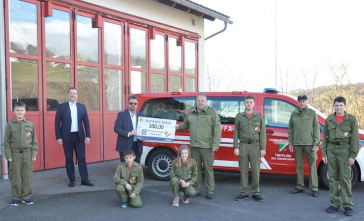 Die Spendenübergebe an die Feuerwehr Treffling. (Foto: ÖVP Engerwitzdorf)