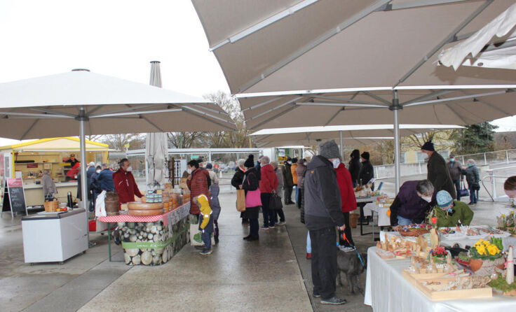 Auch bei schlechtem Wetter ist der Wochenmarkt beliebt. (Foto: Peherstorfer)