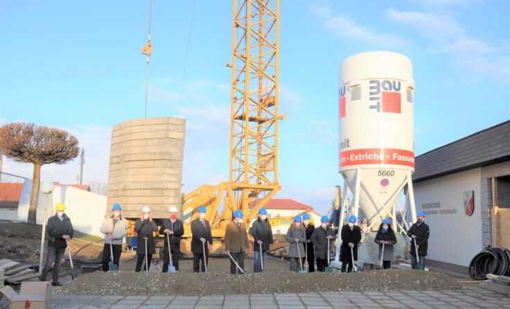 Der Spatenstich als Symbol für eine erfolgreichen Neubau. (Foto: Gemeinde)
