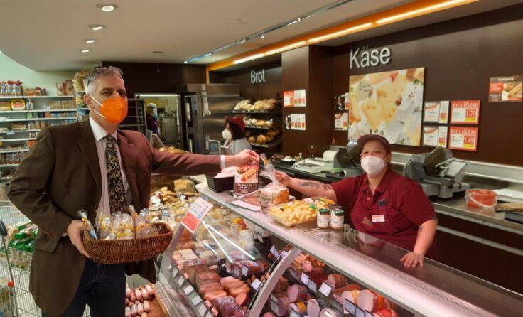Bürgermeister Martin Tanzer bei der Übergabe eines Osterhasens. (Foto: Gruber)