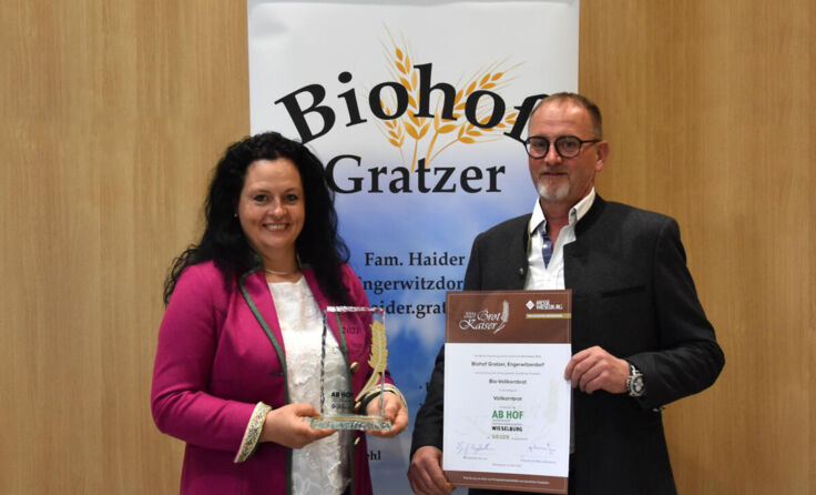 Johanna und Heinrich Gratzer mit der Auszeichnung. (Foto: Messe Wieselburg)