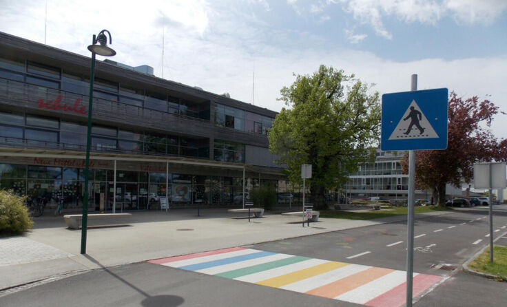 Der „Regenbogen-Schutzweg“ vor dem Schul- und Kulturzentrum. (Foto: Peherstorfer)
