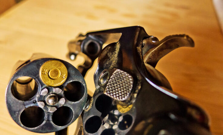 Ein Revolver mit einer einzigen Patrone. Symbolfoto für russisches Roulette. (Foto: Erwin Wodicka)