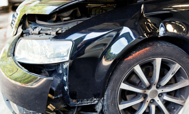Ein Auto mit Blechschaden nach einem Unfall in einer Autowerkstatt (Foto: Erwin Wodicka)