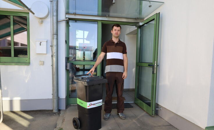 Bauhofleiter Stefan Faltlhansl mit der neuen 60-Liter Tonne. (Foto: Gemeinde)
