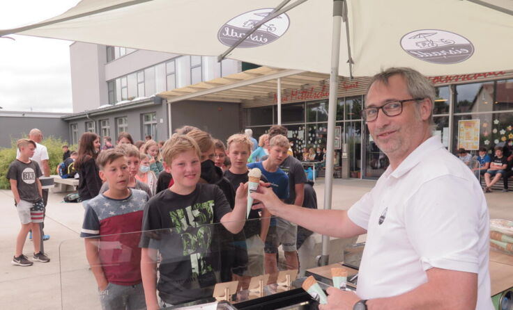 Heinrich Mühlbacher versorgte die Schüler mit Eis. (Foto: Elternverein Feldkirchen)