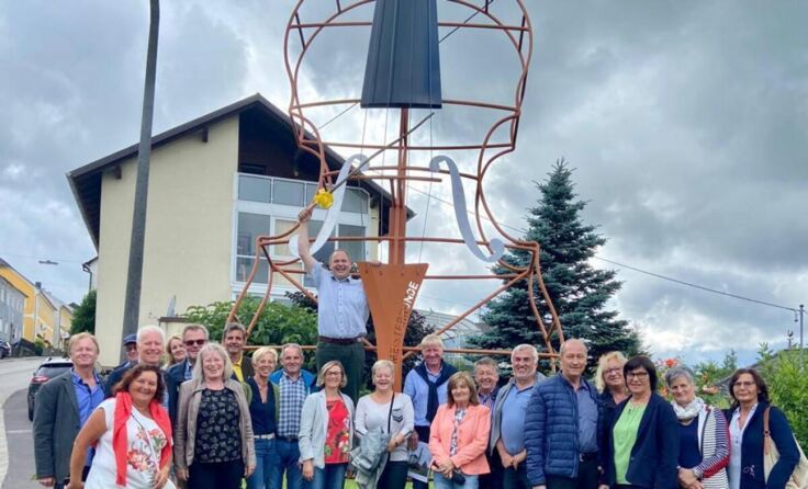 Übergabe der Riesengeige mit allen Meistern und deren Ehefrauen. (Foto: Gemeinde)
