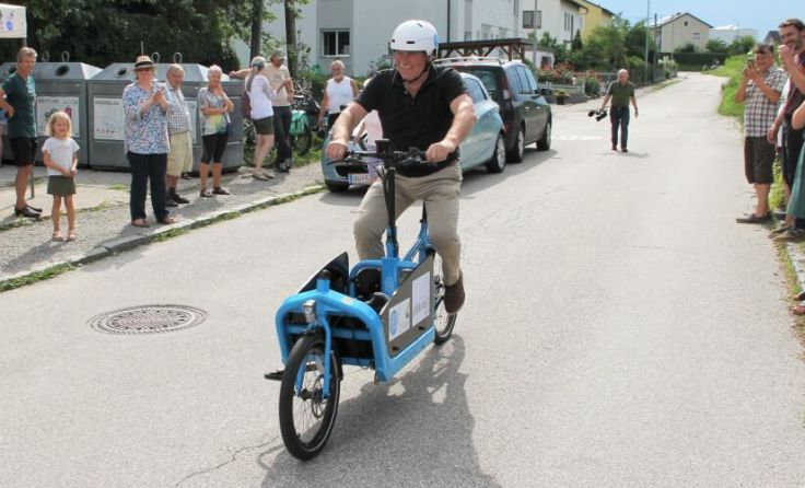 Ottensheims Bürgermeister Franz Füreder testet das neue Fahrrad. (Foto: Nina Rieger)