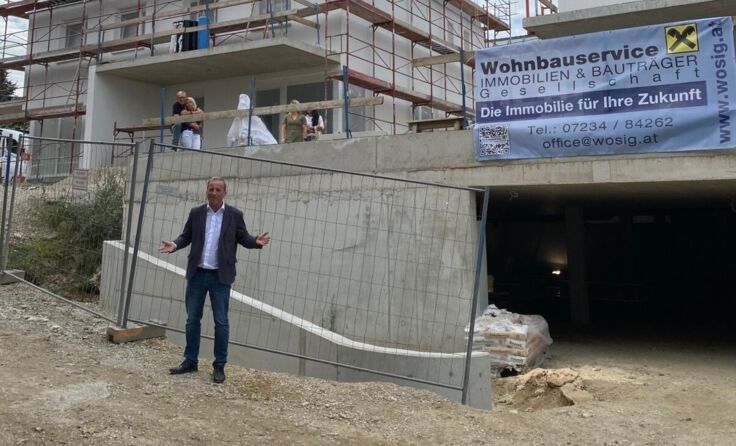 Bürgermeister Michael Hammer vor den neuen Wohnungen. (Foto: Wohnbauservice)