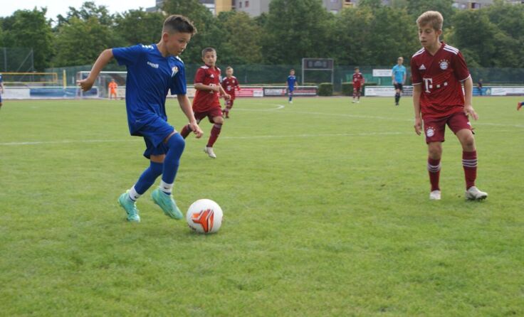 Timo Lang gegen die Spieler des FC Bayern. (Foto: privat)