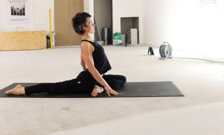 Yogalehrerin Florentina Hausknotz beim Baustellen-Yoga (Foto: Laszlo)