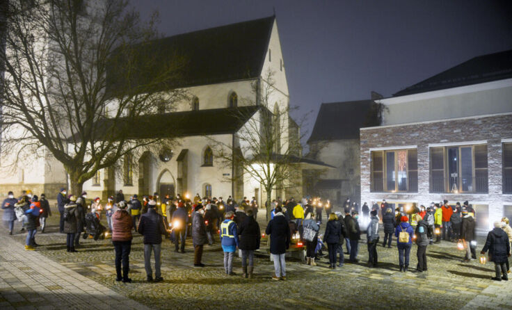 Die Menschen gedachten der Opfer von Corona. (Foto: Rainer Weiß)