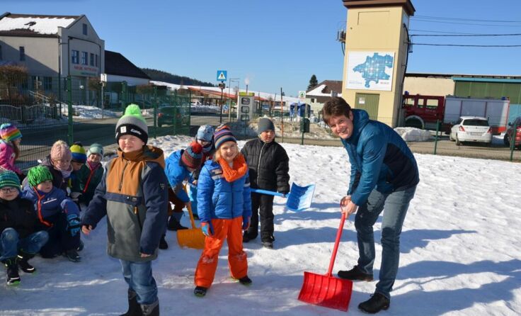 Klaus Enzenhofer freute sich sehr über die Begeisterung der Kinder. (Foto: Ganglberger)