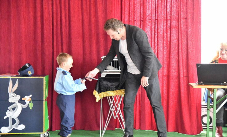 Zauberer Freddy wird Jung und Alt begeistern. (Foto: Ganglberger)