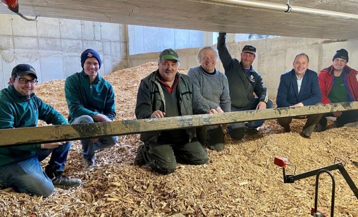 Bei der Inbetriebnahme der Bioenergie-Anlage herrschte Freude. (Foto: Gemeinde)