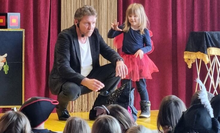 Zauberer Freddy begeisterte die Kinder. (Foto: Ganglberger)