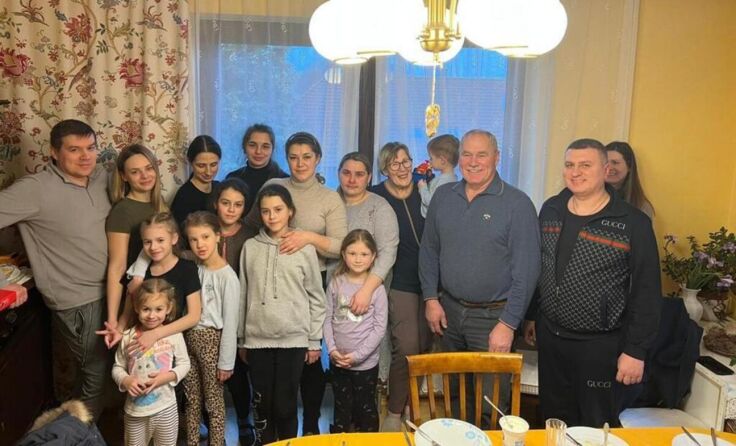 Bürgermeister Franz Füreder mit dem Flüchtlingen aus der Ukraine. (Foto: Gemeinde)