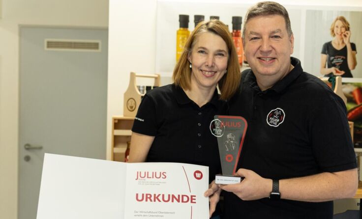Ulrike und Christian Dlapka mit der Auszeichnung . (Foto: Melanie Peterseil)