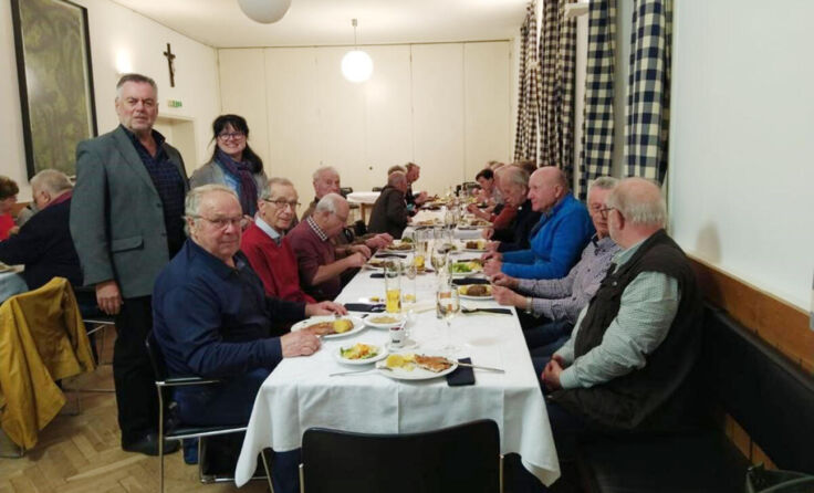 Gisela Gabauer, Werner Unfried mit den treuen Zustellern. (Foto: privat)