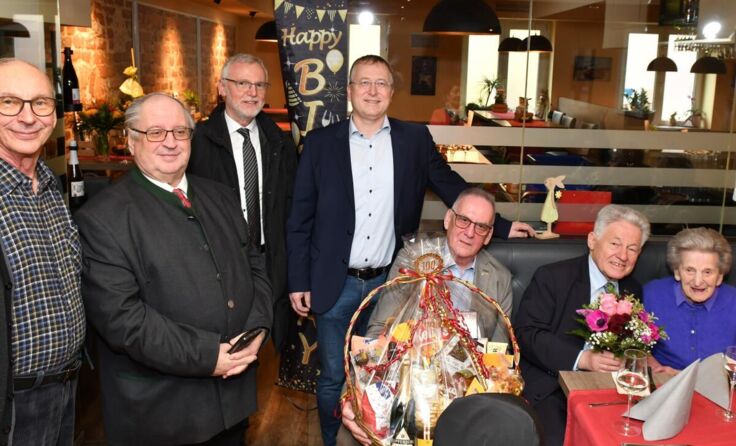 Die Gratulanten mit dem Geburtstagskind Getrude Herzog. (Foto: OÖ Senionenbund)