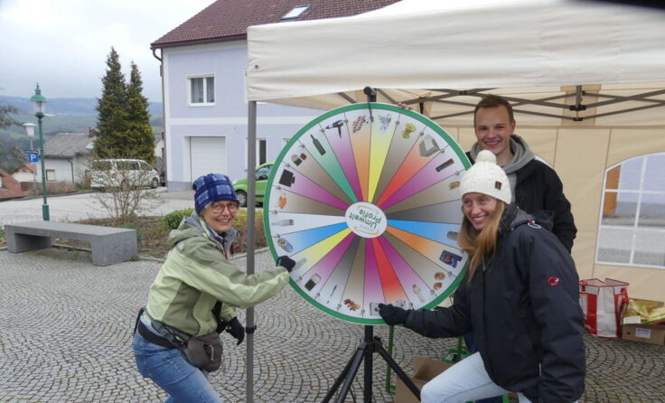 Gemeinderäte beim Glücksrad des Bezirksabfallverbandes. (Foto: Grüne Fraktion Gramstetten)