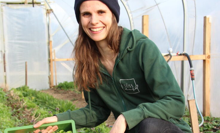 Sophie Süss aus Feldkirchen mit einem Bio-Gemüsekisterl. (Foto: Lisa Süss)