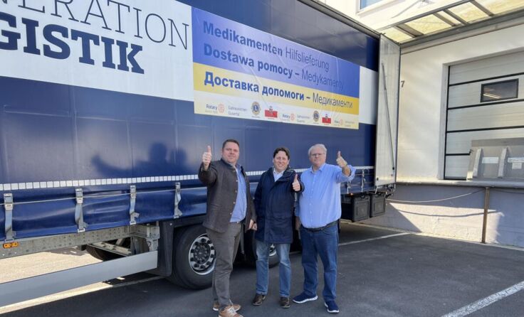 Tobias Hoffmann, Thomas Stoyer und Florian Gumpinger vor dem Spenden-LKW. (Foto: Rotary)