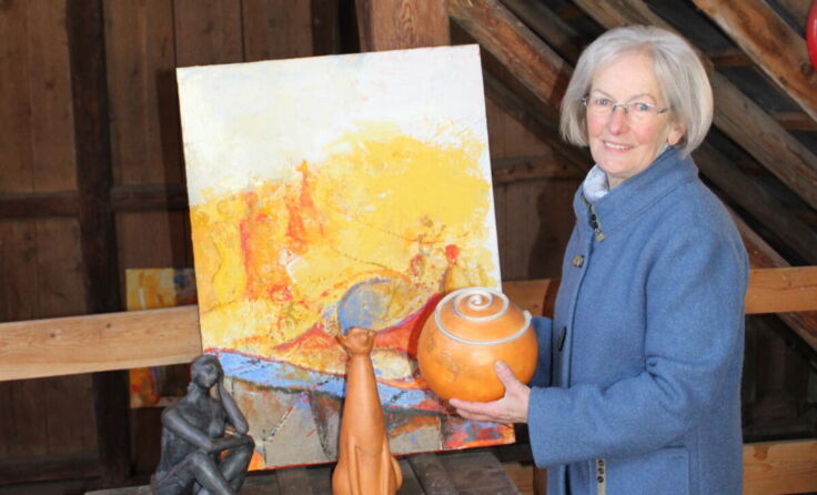 Ulla Weber mit ihren Kunstwerken. (Foto: Hamedinger)