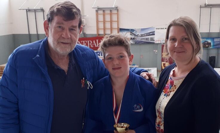 Julian Nobis mit Mutter und Großvater. (Foto: Judo Union Dynamic)