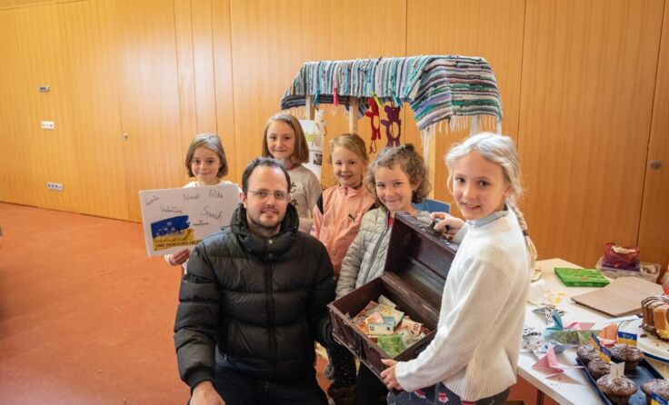 Die Kinder übergeben die Spenden an Michael Mair. (Foto: Benjamin Oberneder)