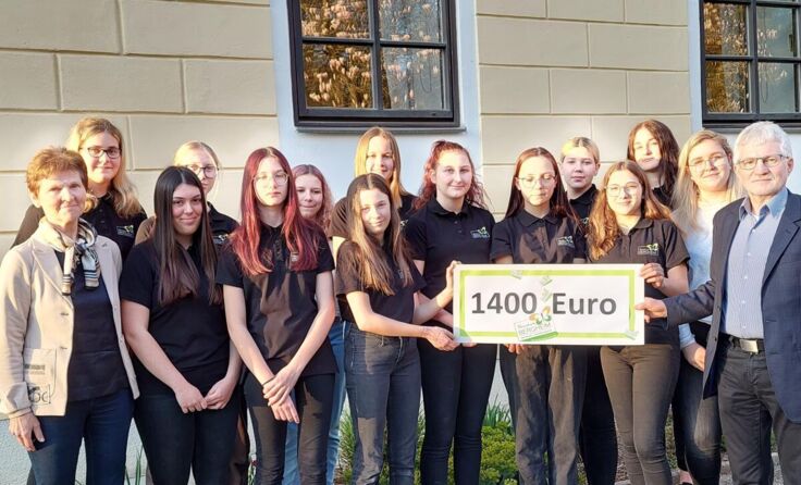 Die Schülerinnen der FS Bergheim sammelten 1.400 Euro. (Foto: FS Bergheim)