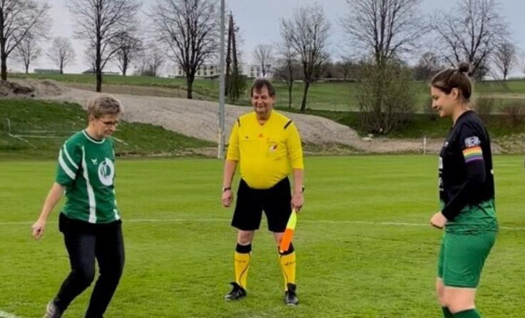Der Ehrenanstoß durch Matchsponsorin Anita Lehner (links). (Foto: Gahleitner)