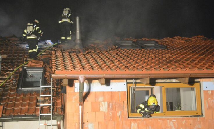 Die Feuerwehr im Einsatz. (Foto: Herbert Denkmayr)