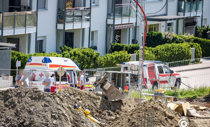 Die Rettungskräfte besprechen den Einsatz. (Foto: TEAM FOTOKERSCHI.AT / BAYER)