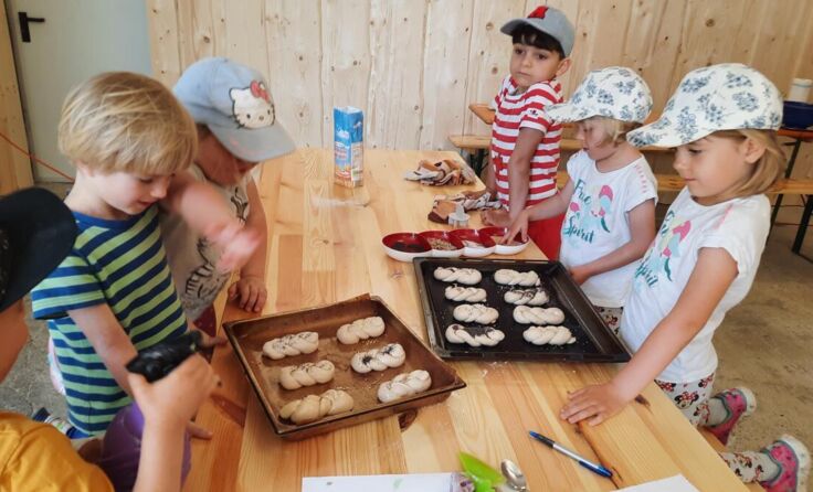 Die Kinder beim Backen. (Foto: Bettina Fuchs)
