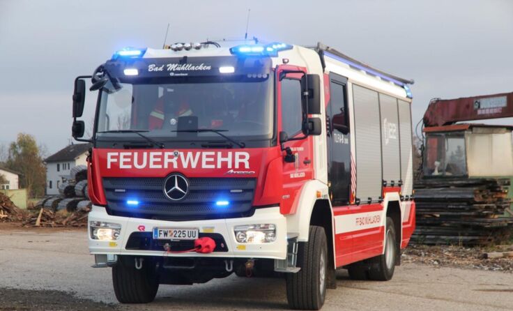 Das Tanklöschfahrzeug wird gesegnet. (Foto: FF Bad Mühllacken)