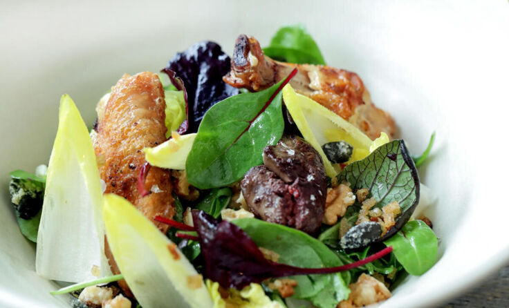 Ein Salat, mit heimischen Öl und Essig, schmeckt ausgezeichnet. (Foto: Weihbold)