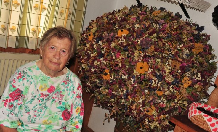 Ottilie Katzmaier mit einem ihrer Kunstwerke. (Foto: Josef Reingruber)